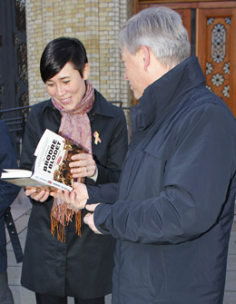 Ine Eriksen Søreide mottar «Brødre i blodet» fra Eivind Røvde Solberg, leder for Befalets Fellesorganisasjon (BFO).