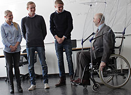 Stortingspresident Dag Terje Andersen testet vind- og regnskjermen til rullestol, som Mathilde Sørensen, Thomas Hagen og Jim Kristiansen fra ungdomsbedriften «Trill tørt» står bak.