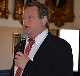 Harald Nesvik (FrP) presenterer viktige saker for Norge under møtet med utenrikskomiteen i Costa Rica.