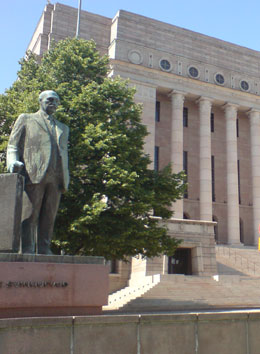 Møtene finner sted i Finlands riksdag.