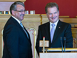 Per-Kristian Foss og Sauli Niinistö i stortingssalen.