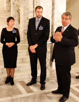 Per-Kristian Foss åpner utstillingen i Finlands riksdag.