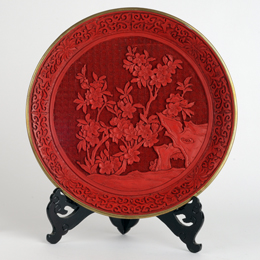 Fat i rødt utskåret treverk. Gave fra medlem av Folkekongressen i Kina til Stortinget v/ næringskomiteen. Anledning ukjent. Foto: Vidar M. Husby