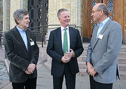 Professor Knut Heidar, Universitetet i Oslo, Stortingets direktør Hans Brattestå og professor Tore Grønlie, Universitetet i Bergen, utenfor stortingsbygningen.
