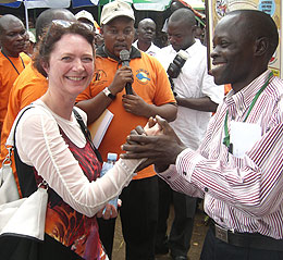 Ingrid Heggø i møte med en av lederne for HIV/AIDS-prosjektet i Kampala.