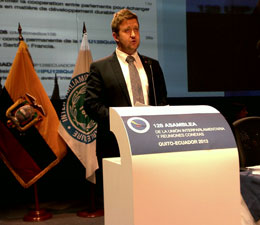 Truls Wickholm holdt innlegg på vegne av Stortingets delegasjon.