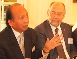 Svein Roald Hansen i samtale med Indonesias sjefforhandler, Soemadi Brotodiningrat.