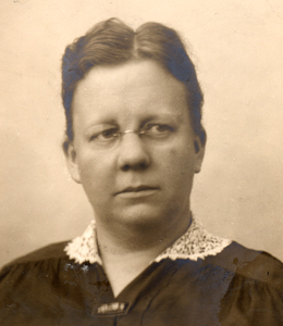 I 1911 møtte den første kvinnen på Stortinget, og i 1921 ble Karen Platou (bildet) den første innvalgte kvinne.