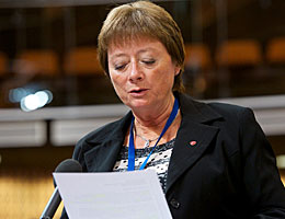 Delegasjonens nestleder Lise Christoffersen (A) holder innlegg. Foto: Europarådet.