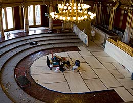 Ombyggingsarbeider i stortingssalen sommeren 2010.