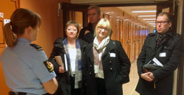 Stortingsrepresentantene Lise Christoffersen (A), Karin S. Woldseth (FrP) og Håkon Haugli (A) får en orientering om sentralarresten.