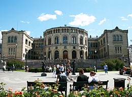 Stortingsbygningen sett fra Eidsvolls plass.