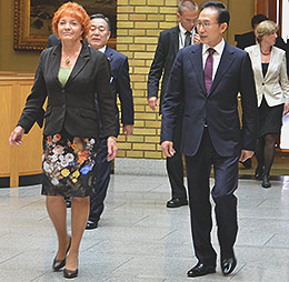 Stortingets visepresident Marit Nybakk og Sør-Koreas president Lee Myung-bak i vandrehallen.
