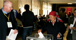 Morten Høglund i kirgisisk valglokale 10. oktober (foto: OSCE PA).