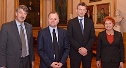 Andre visepresident Kenneth Svendsen, stortingspresident Olemic Thommessen, Aage Thor Falkanger og første visepresident Marit Nybakk i Eidsvollsgalleriet.