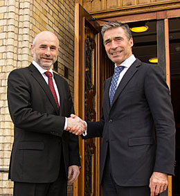 Stortingspresident Dag Terje Andersen og NATOs generalsekretær Anders Fogh Rasmussen utenfor Stortinget.