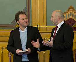 Arne Hjeltnes og Dag Terje Andersen under lanseringen av logoen.