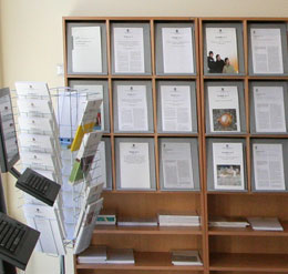 Bilde av dokumenter til utlån hos Informasjonshjørnet