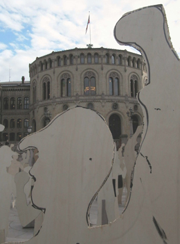 Politikerne får tildelt sine mandater av velgerne. Dersom velgerne ikke er fornøyde med politikernes avgjørelser, kan de gi uttrykk for dette på flere måter, blant annet gjennom demonstrasjoner.