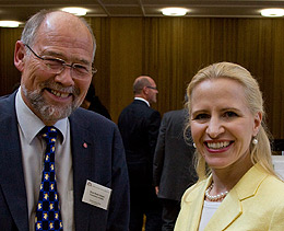 Delegasjonsleder Svein Roald Hansen sammen med Liechtensteins utenriksminister, Aurelia Frick. Foto: Tore Grønningseter.