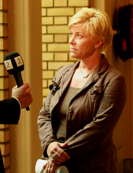 Mediekontakt er en viktig del av stortingsrepresentantenes hverdag. Her blir Fremskrittspartiets formann Siv Jensen intervjuet.