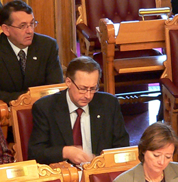 Representantene sitter fylkesvis og har faste plasser.