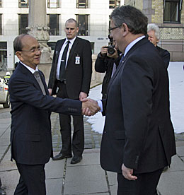 Stortingets visepresident, Per-Kristian Foss, tar imot Myanmars president, Thein Sein.