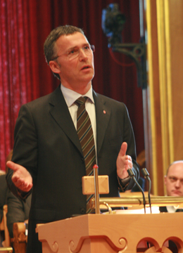 Statsminister Jens Stoltenberg under muntlig spørretime i Stortinget.