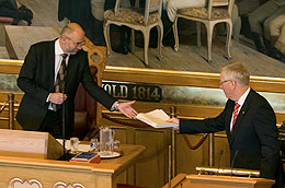 Finansminister Sigbjørn Johnsen overrekker forslag til statsbudsjett og nasjonalbudsjett til stortingspresident Dag Terje Andersen.