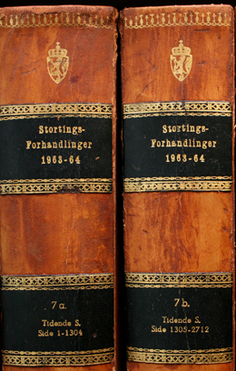 Skinninnbundne utgaver av Stortingsforhandlinger.