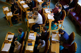 Ungdom diskuterer i lagtingsalen