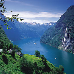 Geirangerfjorden med fjellgarden Skageflå i framgrunnen. Foto: Terje Rakke
