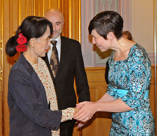 Aung San Suu Kyi og Ine Marie Eriksen Søreide, leder av utenriks- og forsvarskomiteen. Bak: Stortingspresident Dag Terje Andersen.