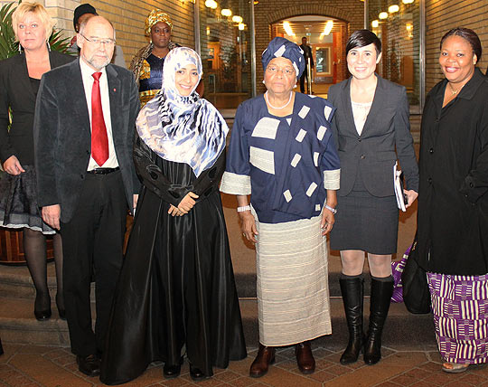 Fra venstre: Anita Orlund, Svein Roald Hansen, Tawakkul Karman, Ellen Johnson Sirleaf, Ine M. Eriksen Søreide og Leymah Gbowee.