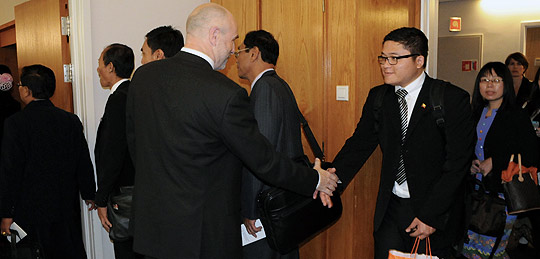 Delegasjonen fra Underhuset i Myanmar blir tatt imot av stortingspresident Dag Terje Andersen.