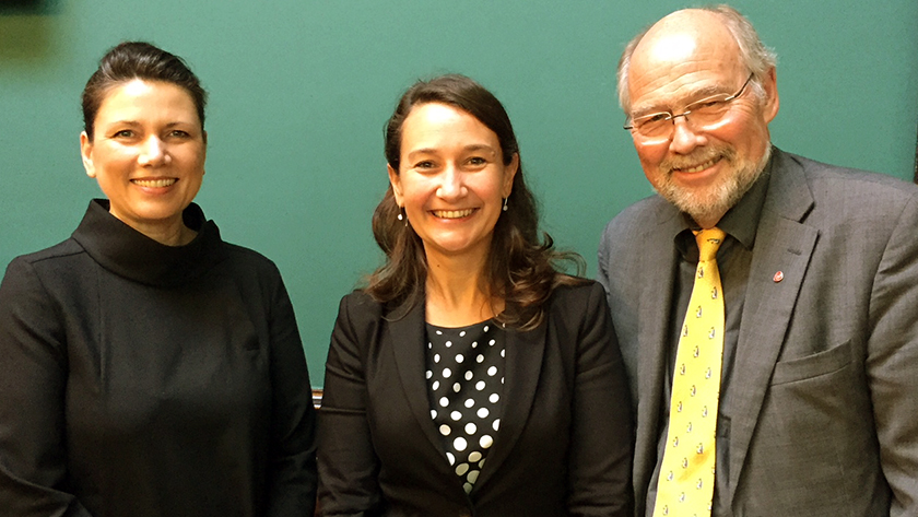 Heidi Nordby Lunde, Valeria Csukasi og Svein Roald Hansen. Csukasi er Uruguays sjefsforhandler i handelsforhandlingene mellom EFTA og Mercosur. Foto: Stortinget.