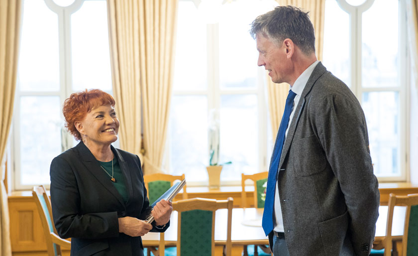 Første visepresident Marit Nybakk tok imot rapporter fra sivilombudsmann Aage Thor Falkanger. Foto: Stortinget.