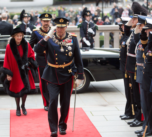 H.M. Kong Harald V ankommer Stortinget sammen med H.M Dronning Sonja og H.K.H. 