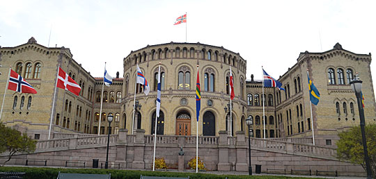 Stortinget flagger med alle nordiske flagg på Løvebakken.
