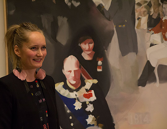Kunstner Anne Vistven foran sitt maleri.