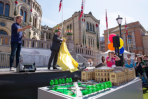Stortingspresident Olemic Thommessen avduket LEGO-versjonen av stortingsbygningen. 