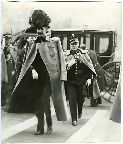 Kong Haakon og kronprins Olav på veg inn til opninga av Stortinget i 1930.