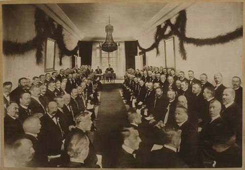 Stortinget og regjeringen i Eidsvollsbygningen under markeringen av hundreårsjubileet for Grunnloven 17. mai 1914