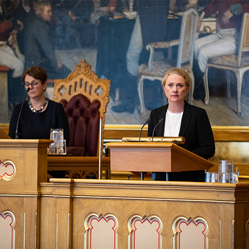 Arbeids- og sosialminister Anniken Hauglie redegjør for NAV-saken. Foto: Stortinget.