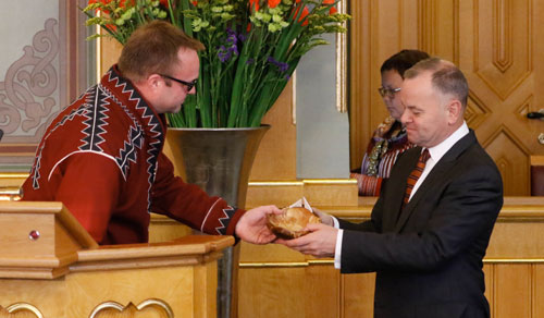 Sametingets plenumsleder Jørn Are Gaski overrekker gave til stortingspresident Olemic Thommessen.