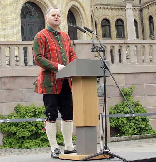 Stortingspresident Olemic Thommessen taler ved kransenedleggelsen ved Christian Fredrik-statuen 17. mai 2015. Foto: Stortinget/Morten Brakestad