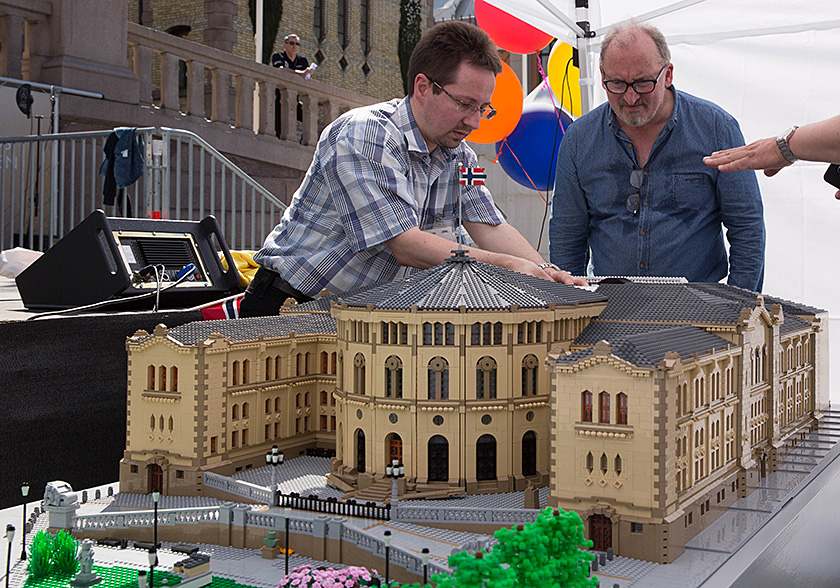 Legobygger Matija Puzar (til venstre) rett før avdukingen. Til høyre: Lars Nerli. Foto: Morten Brakestad/Stortinget.