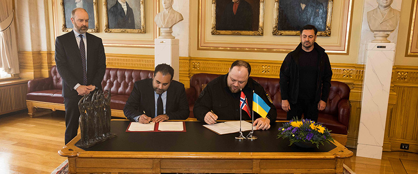 Stortingspresident Masud Gharahkhani og Ukrainas parlamentsformann Ruslan Stefantsjuk signerer avtalen.