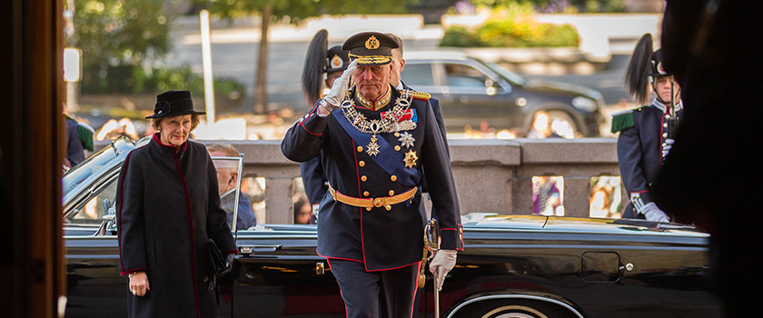 HM King Harald and HM Queen Sonja on their way into the Storting before the State Opening in 2016. Photo: Morten Brakestad/Storting.