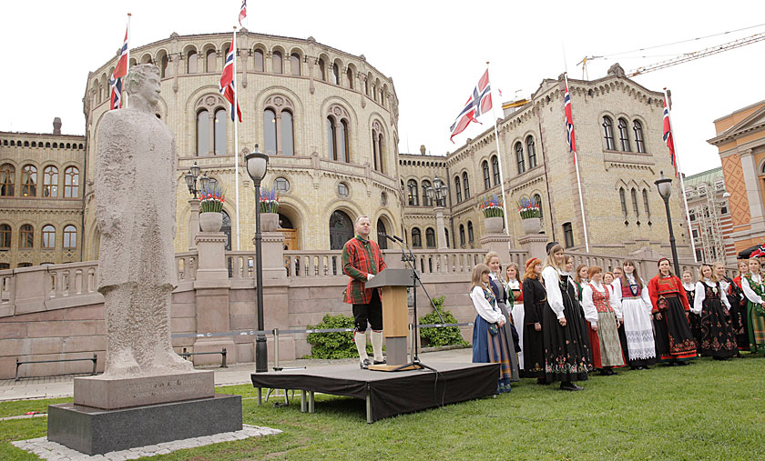 Stortingspresident Olemic Thommesen har startet en ny tradisjon ved å legge ned blomster og holde tale ved statuen av Christian Frederik på Eidsvolls plass. Foto: Stortinget/Morten Brakestad